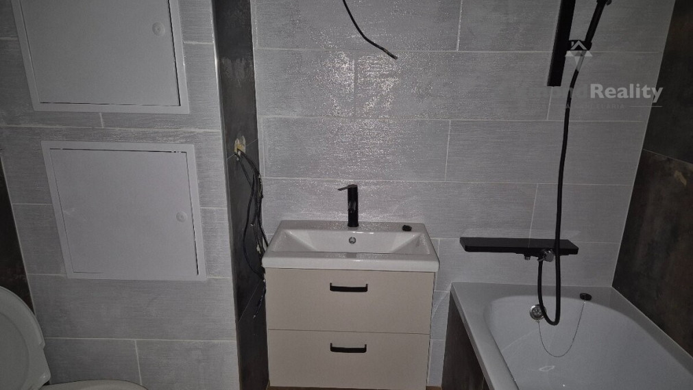 Na prenájom prerobený 2 izbový byt balkón, Sokolská, Senec.