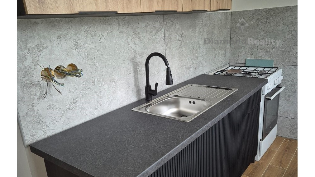 Na prenájom prerobený 2 izbový byt balkón, Sokolská, Senec.