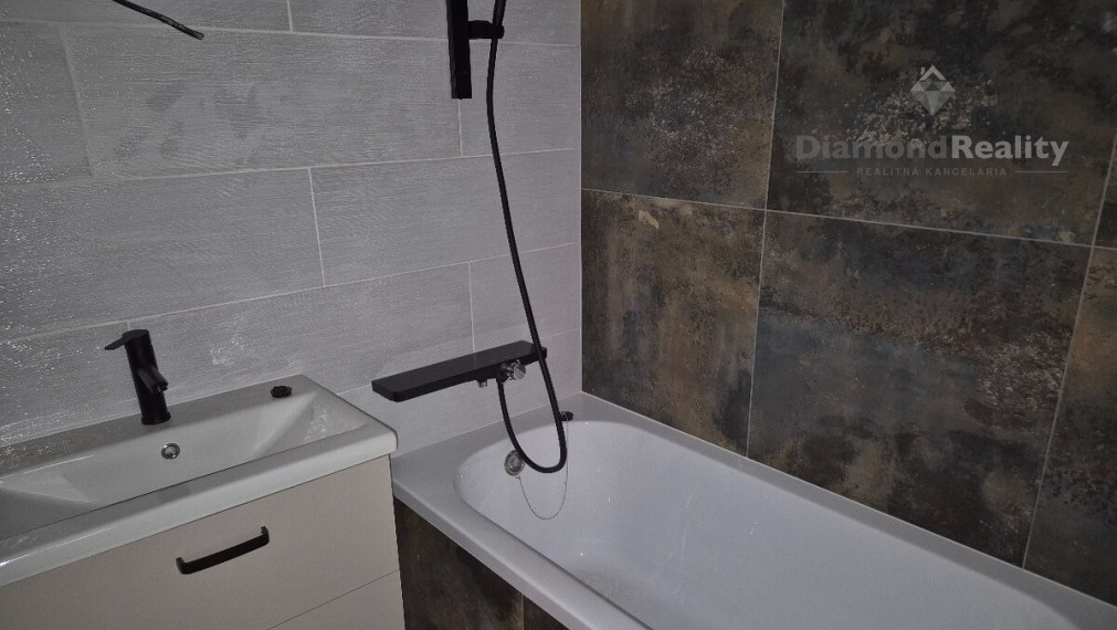 Na prenájom prerobený 2 izbový byt balkón, Sokolská, Senec.