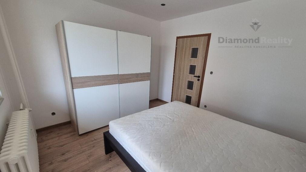 Na prenájom prerobený 2 izbový byt balkón, Sokolská, Senec.