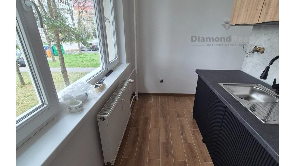 Na prenájom prerobený 2 izbový byt balkón, Sokolská, Senec.