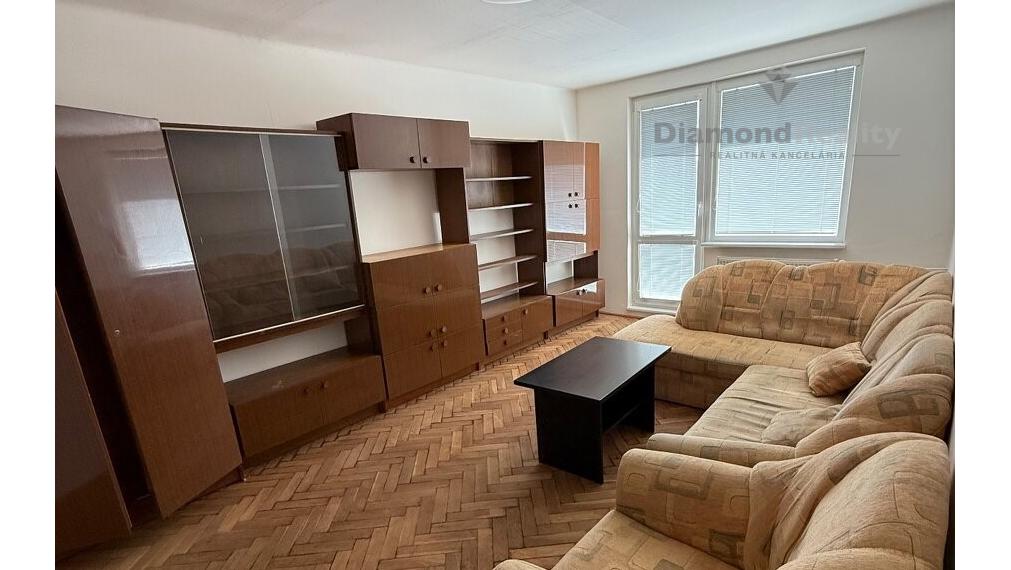 Na prenájom 3 izbový byt s balkónom, Robotnícka, Senica