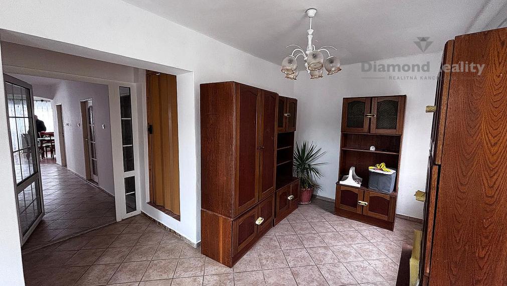 Na predaj veľký rodinný dom záhrada pri Hlohovci, Koplotovce.