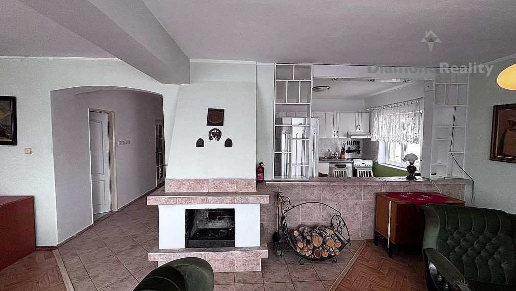 Na predaj veľký rodinný dom záhrada pri Hlohovci, Koplotovce.