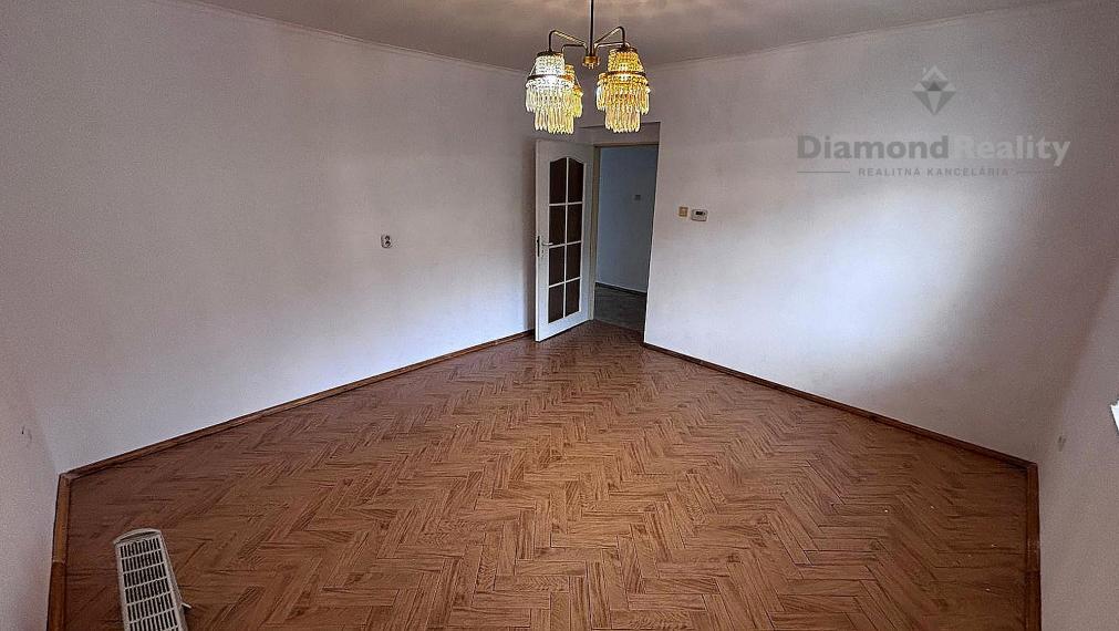 Na predaj veľký rodinný dom záhrada pri Hlohovci, Koplotovce.