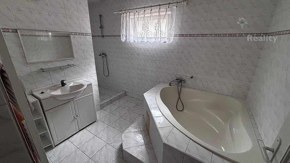 Na predaj veľký rodinný dom záhrada pri Hlohovci, Koplotovce.