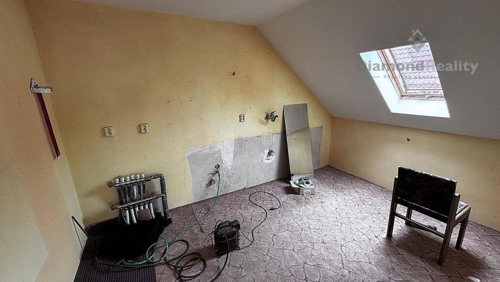 Na predaj veľký rodinný dom záhrada pri Hlohovci, Koplotovce.