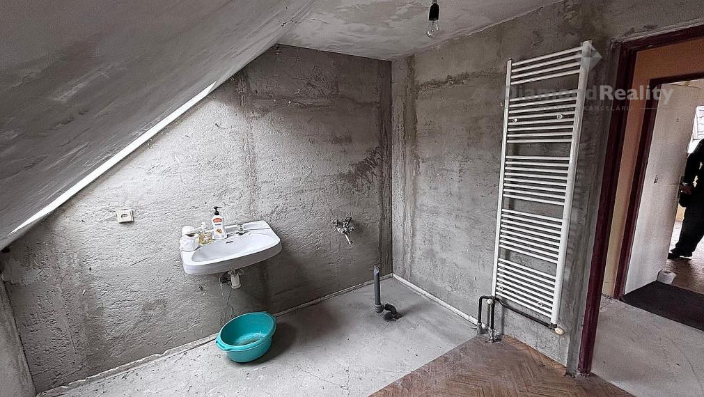 Na predaj veľký rodinný dom záhrada pri Hlohovci, Koplotovce.