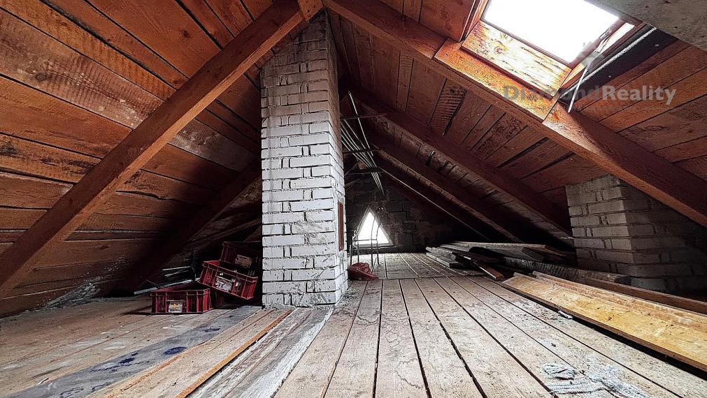 Na predaj veľký rodinný dom záhrada pri Hlohovci, Koplotovce.