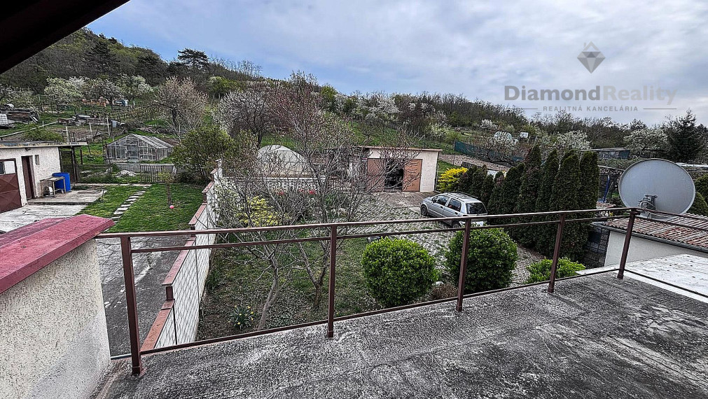 Na predaj veľký rodinný dom záhrada pri Hlohovci, Koplotovce.