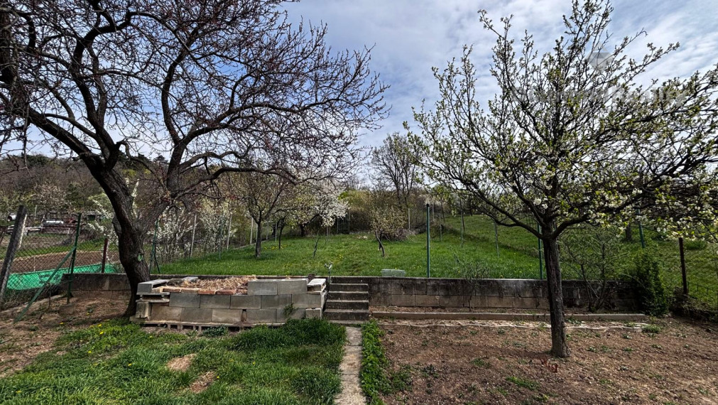 Na predaj veľký rodinný dom záhrada pri Hlohovci, Koplotovce.