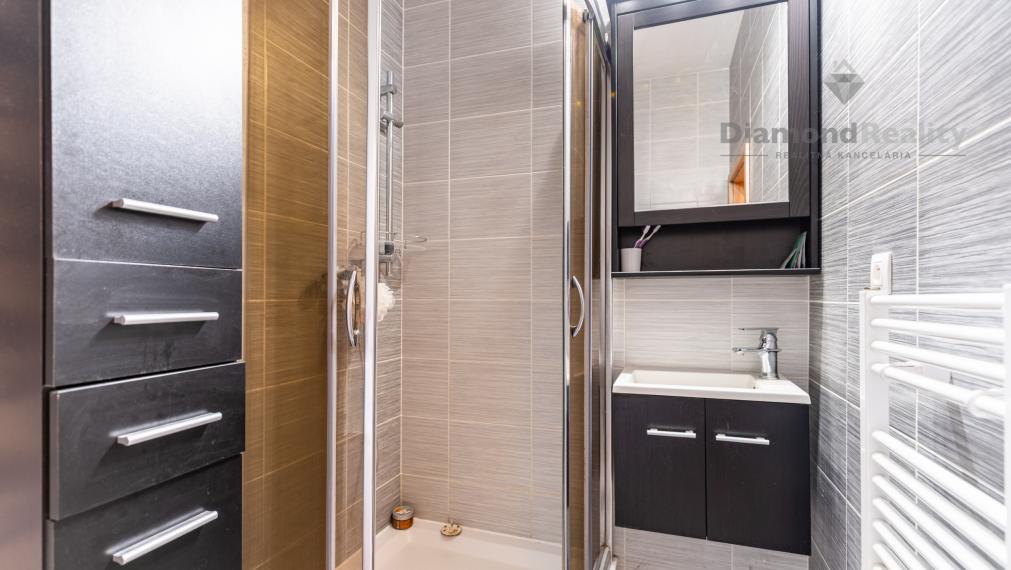 PREDAJ 2-IZBOVÉHO BYTU | ZELENÁ STRÁŇ | 1 PIVNICA | TERASA | VNÚTORNÉ PARKOVANIE