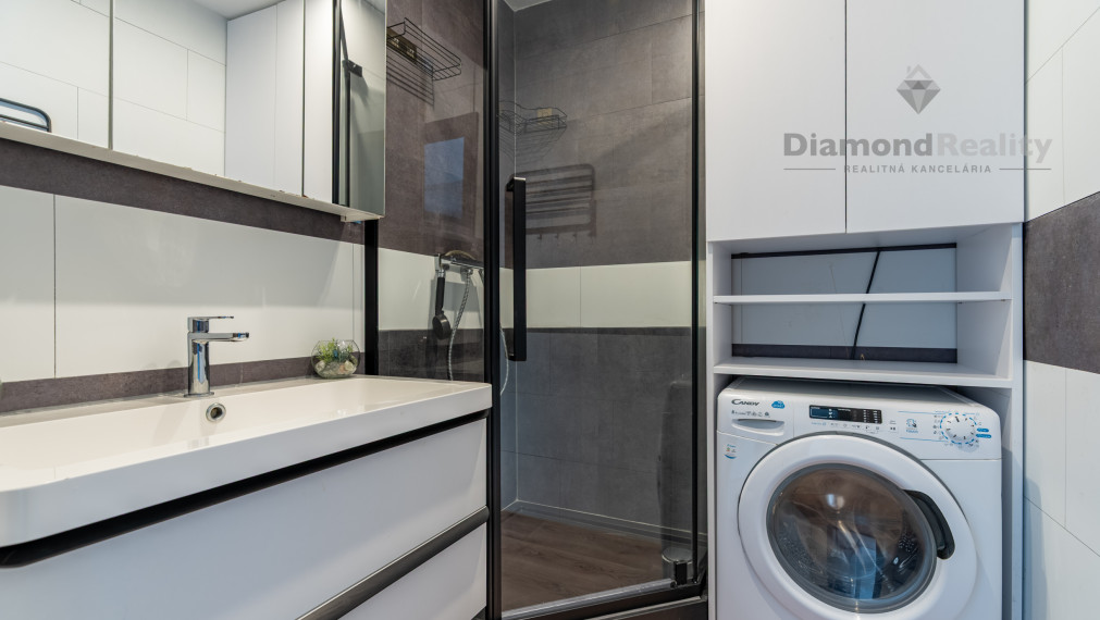 NA PRENÁJOM ZARIADENÝ A ZREKONŠTRUOVANÝ 2 IZBOVÝ BYT S LODŽIOU