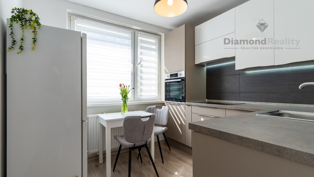 NA PRENÁJOM ZARIADENÝ A ZREKONŠTRUOVANÝ 2 IZBOVÝ BYT S LODŽIOU