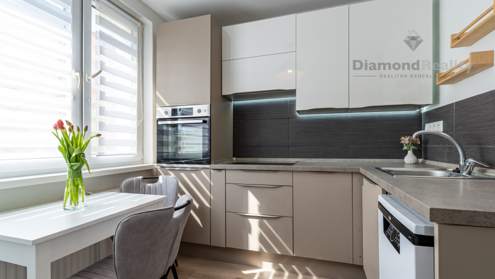 NA PRENÁJOM ZARIADENÝ A ZREKONŠTRUOVANÝ 2 IZBOVÝ BYT S LODŽIOU