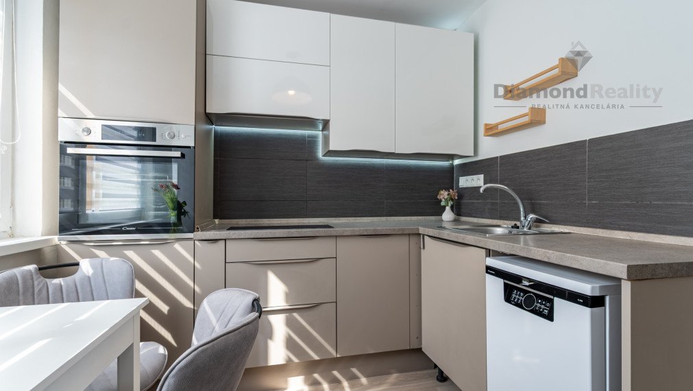 NA PRENÁJOM ZARIADENÝ A ZREKONŠTRUOVANÝ 2 IZBOVÝ BYT S LODŽIOU