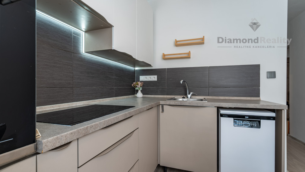 NA PRENÁJOM ZARIADENÝ A ZREKONŠTRUOVANÝ 2 IZBOVÝ BYT S LODŽIOU