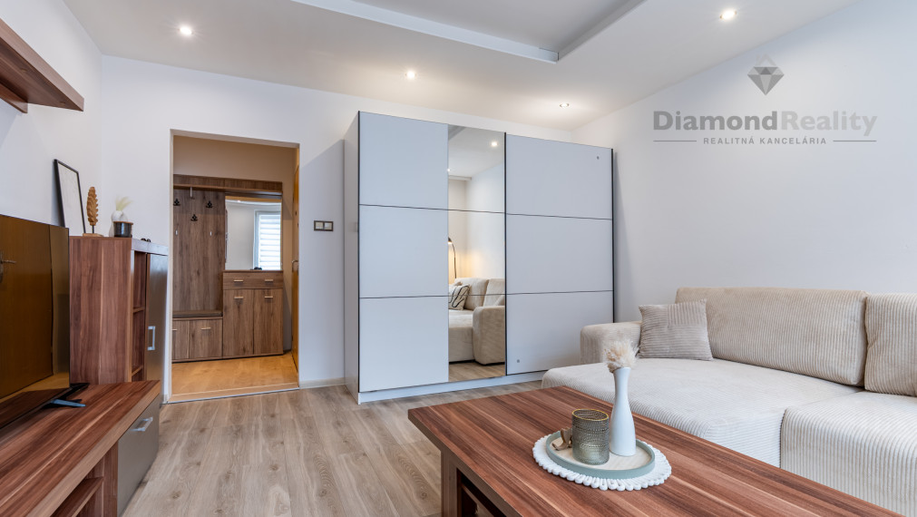 NA PRENÁJOM ZARIADENÝ A ZREKONŠTRUOVANÝ 2 IZBOVÝ BYT S LODŽIOU