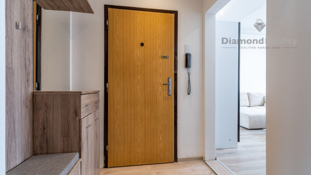 NA PRENÁJOM ZARIADENÝ A ZREKONŠTRUOVANÝ 2 IZBOVÝ BYT S LODŽIOU