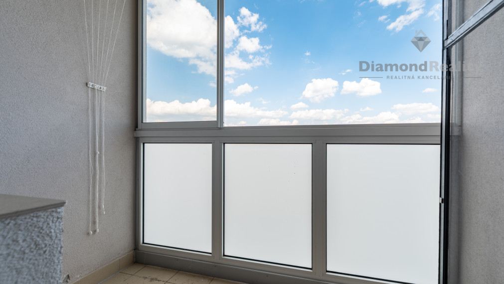 NA PRENÁJOM ZARIADENÝ A ZREKONŠTRUOVANÝ 2 IZBOVÝ BYT S LODŽIOU