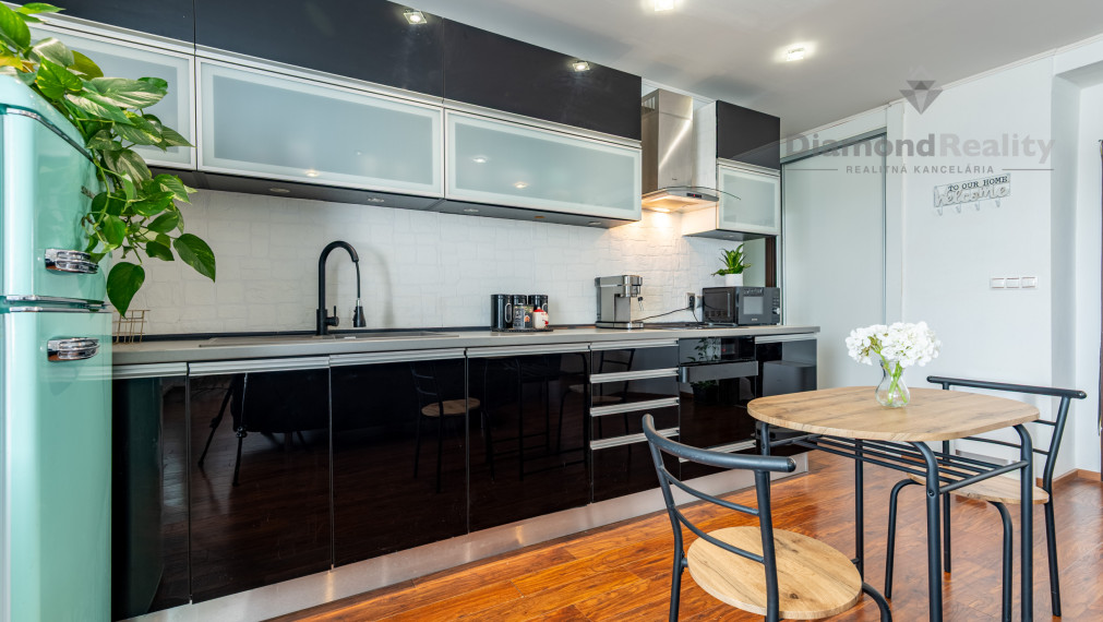 NA PREDAJ 2 IZBOVÝ TEHLOVÝ BYT S VEĽKORYSOU VÝMEROU