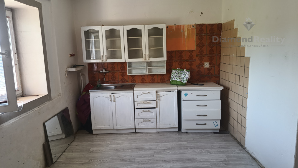 NA PREDAJ: ŠTARTOVACÍ DOM ALEBO INVESTIČNÁ PRÍLEŽITOSŤ VO VRÁBĽOCH – ZA VÝBORNÚ CENU!