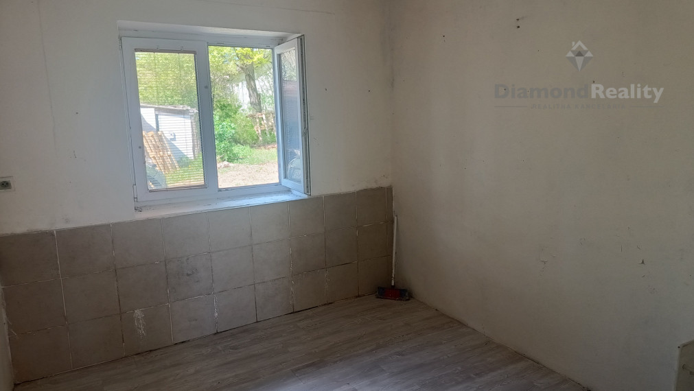 NA PREDAJ: ŠTARTOVACÍ DOM ALEBO INVESTIČNÁ PRÍLEŽITOSŤ VO VRÁBĽOCH – ZA VÝBORNÚ CENU!