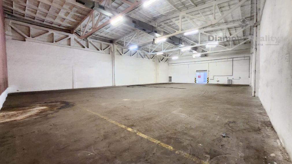 IDEÁLNY Sklad s kanceláriou a nakladacou rampou 631 m2 - E 23