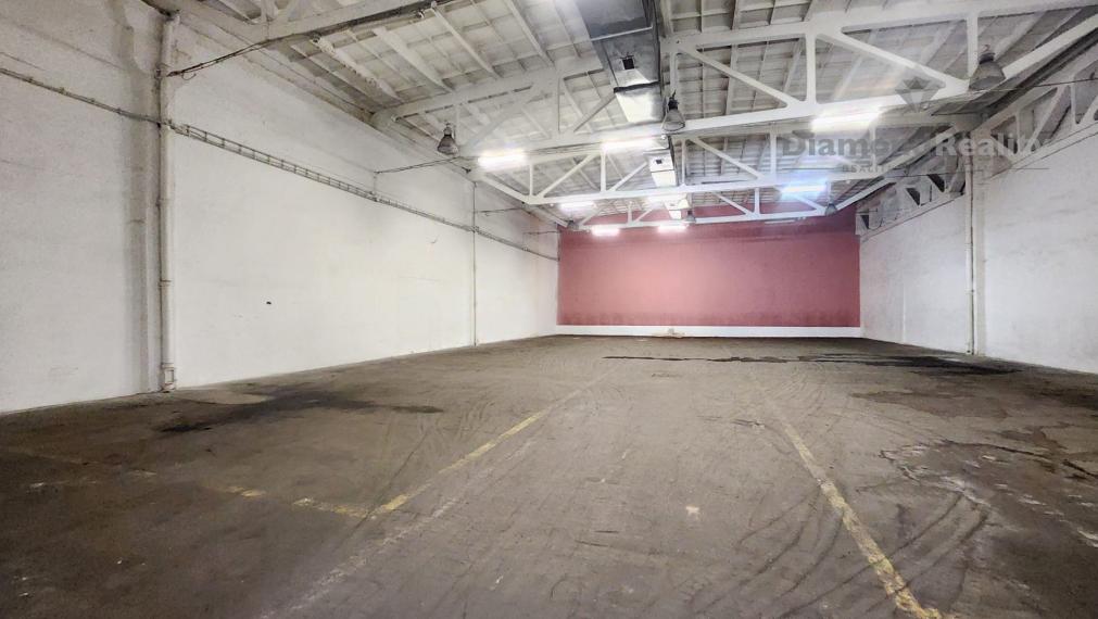 IDEÁLNY Sklad s kanceláriou a nakladacou rampou 631 m2 - E 23