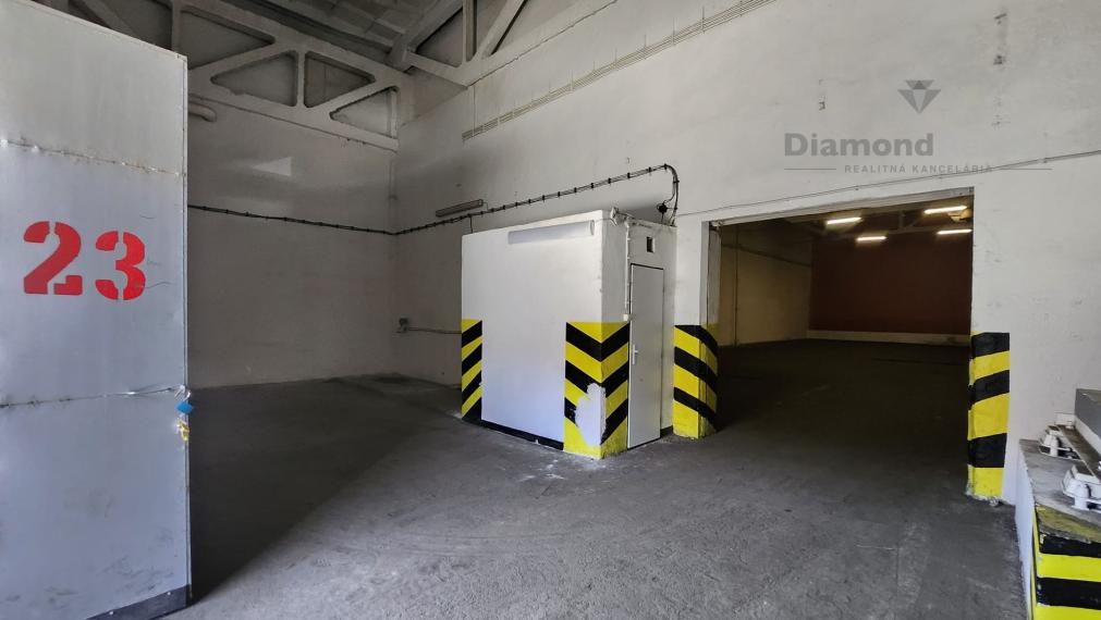IDEÁLNY Sklad s kanceláriou a nakladacou rampou 631 m2 - E 23