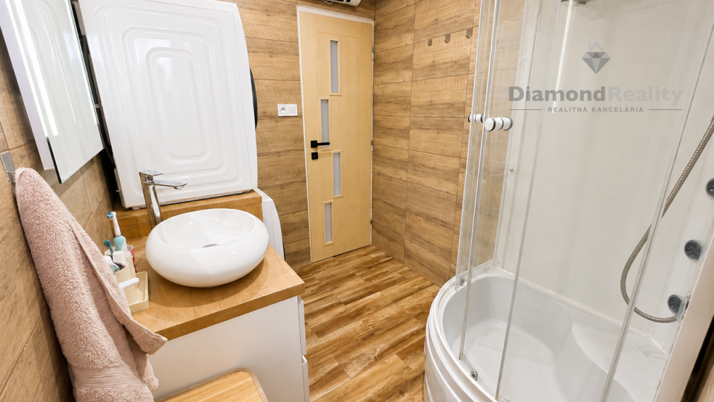 MODERNÝ 3-IZBOVÝ BYT PO KOMPLETNEJ REKONŠTRUKCII S BALKÓNOM | OBEC RUSKOV