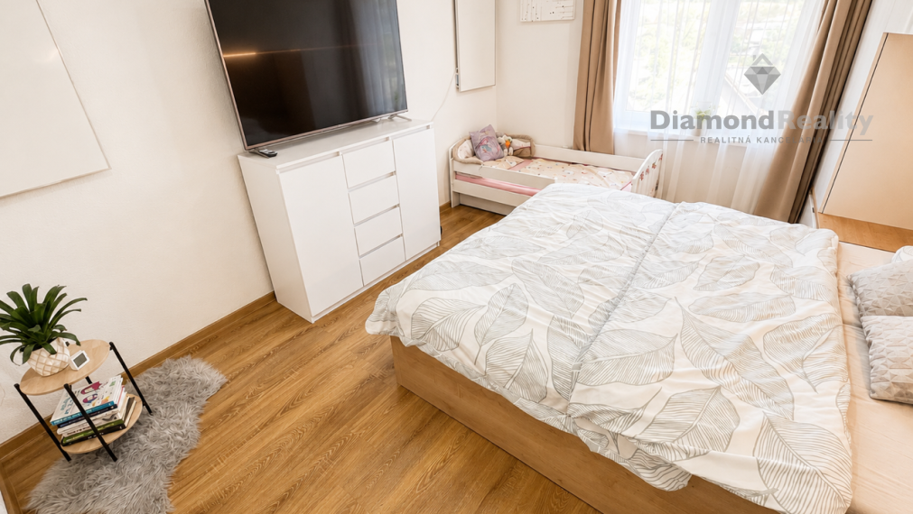 MODERNÝ 3-IZBOVÝ BYT PO KOMPLETNEJ REKONŠTRUKCII S BALKÓNOM | OBEC RUSKOV