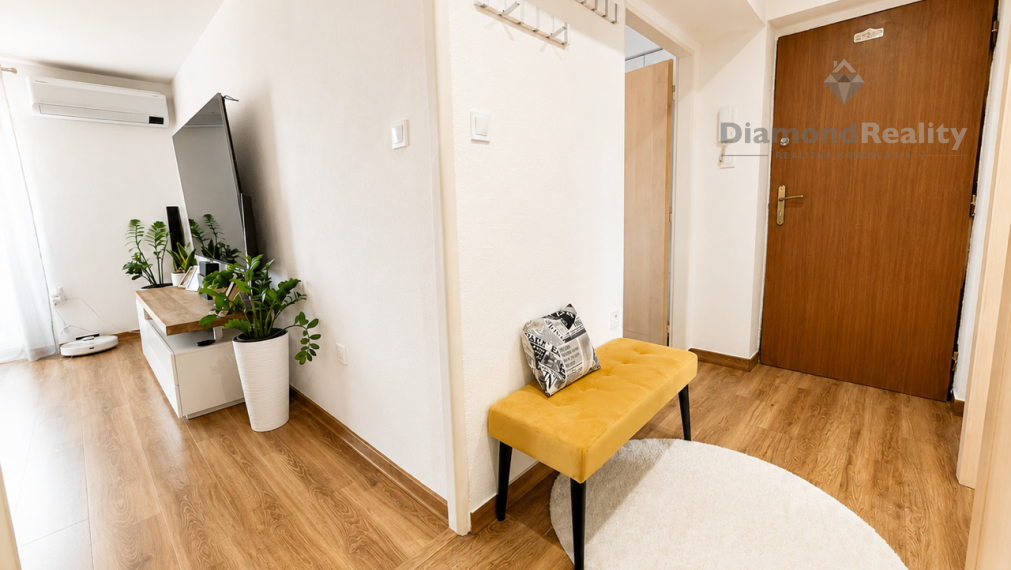 MODERNÝ 3-IZBOVÝ BYT PO KOMPLETNEJ REKONŠTRUKCII S BALKÓNOM | OBEC RUSKOV