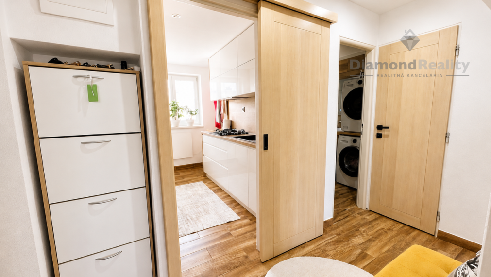 MODERNÝ 3-IZBOVÝ BYT PO KOMPLETNEJ REKONŠTRUKCII S BALKÓNOM | OBEC RUSKOV