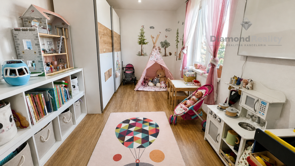 MODERNÝ 3-IZBOVÝ BYT PO KOMPLETNEJ REKONŠTRUKCII S BALKÓNOM | OBEC RUSKOV