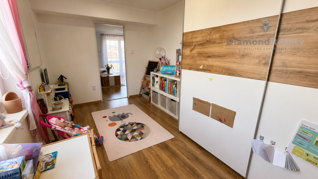 MODERNÝ 3-IZBOVÝ BYT PO KOMPLETNEJ REKONŠTRUKCII S BALKÓNOM | OBEC RUSKOV