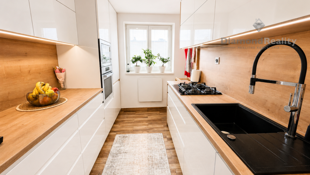 MODERNÝ 3-IZBOVÝ BYT PO KOMPLETNEJ REKONŠTRUKCII S BALKÓNOM | OBEC RUSKOV