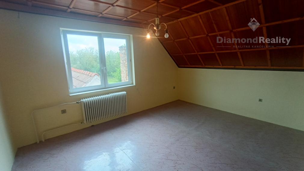 Priestranný rodinný dom s garážou, dielňou a krásnym zázemím v obci Veľké Chrašťany – Beladice