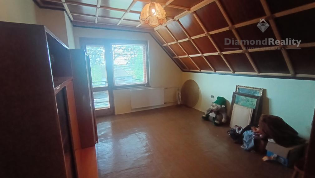 Priestranný rodinný dom s garážou, dielňou a krásnym zázemím v obci Veľké Chrašťany – Beladice