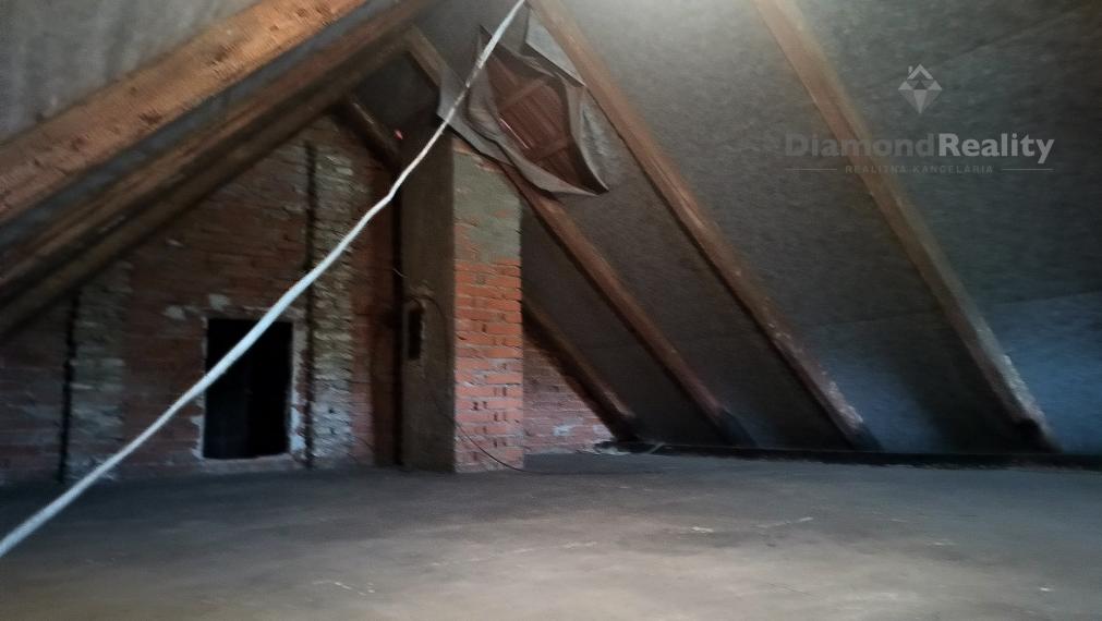 Priestranný rodinný dom s garážou, dielňou a krásnym zázemím v obci Veľké Chrašťany – Beladice