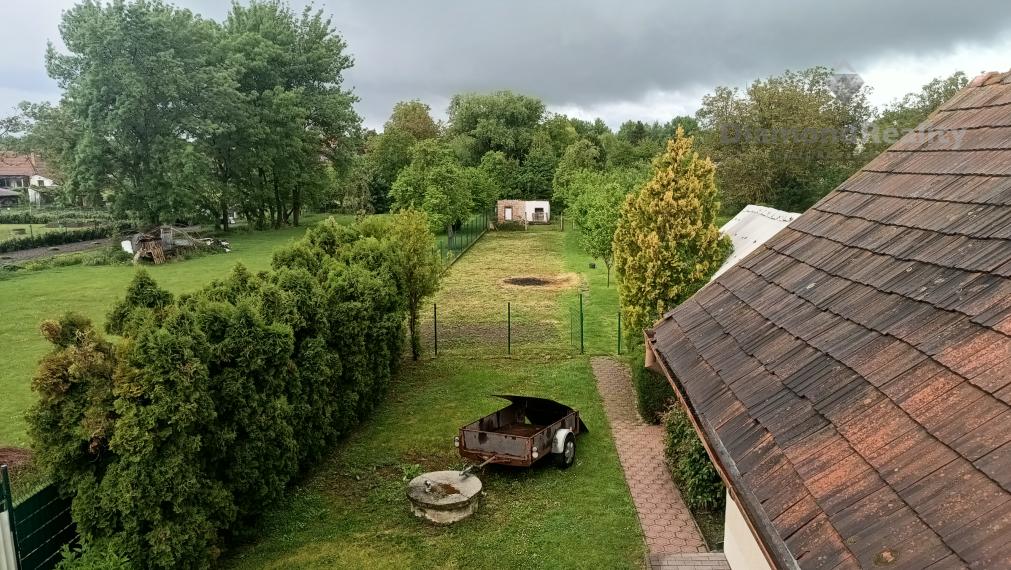 Priestranný rodinný dom s garážou, dielňou a krásnym zázemím v obci Veľké Chrašťany – Beladice