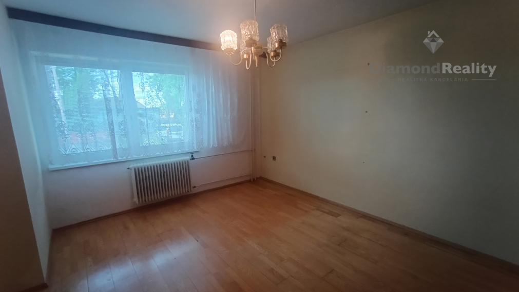Priestranný rodinný dom s garážou, dielňou a krásnym zázemím v obci Veľké Chrašťany – Beladice