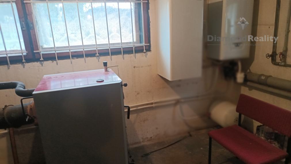 Priestranný rodinný dom s garážou, dielňou a krásnym zázemím v obci Veľké Chrašťany – Beladice