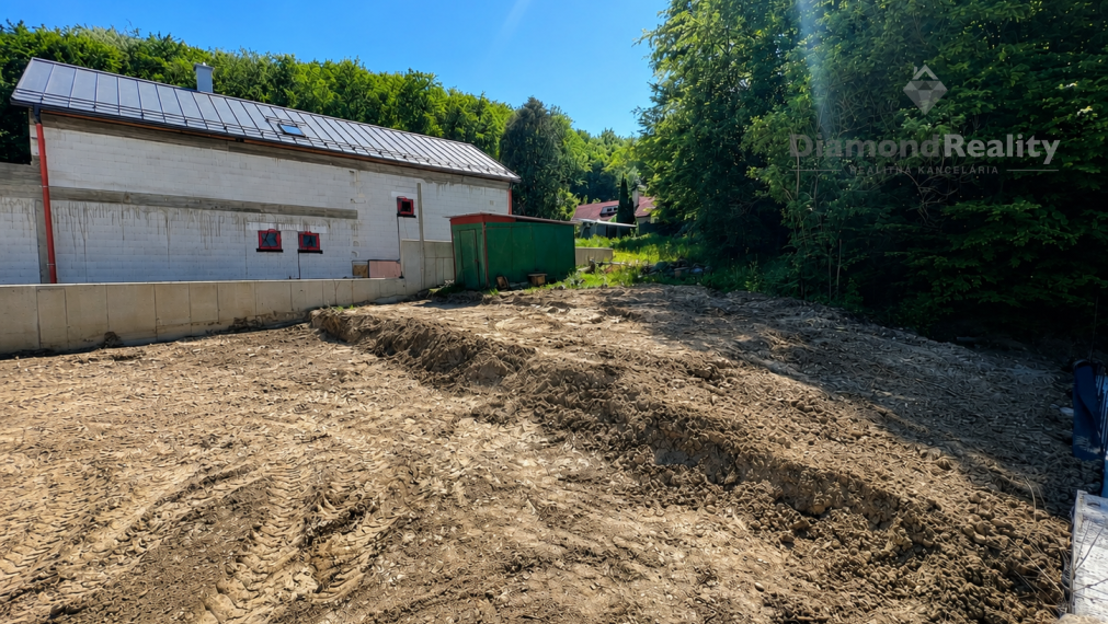 EXKLUZÍVNY STAVEBNÝ POZEMOK V MYSLAVE S PROJEKTOM A STAVEB. POVOLENÍM