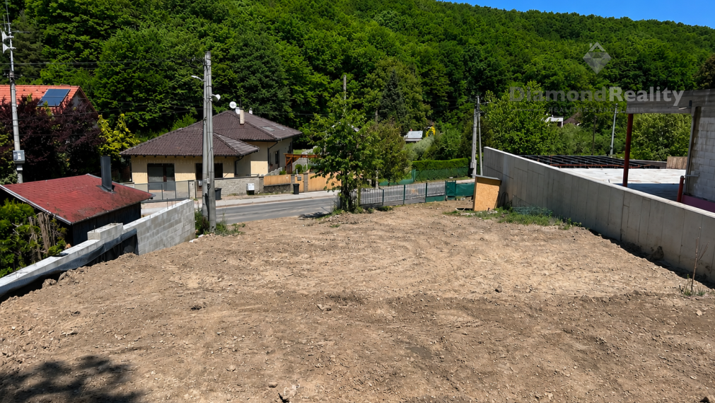 EXKLUZÍVNY STAVEBNÝ POZEMOK V MYSLAVE S PROJEKTOM A STAVEB. POVOLENÍM