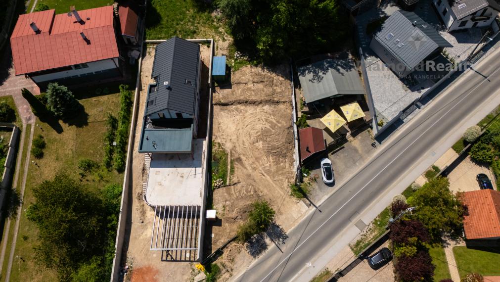 EXKLUZÍVNY STAVEBNÝ POZEMOK V MYSLAVE S PROJEKTOM A STAVEB. POVOLENÍM