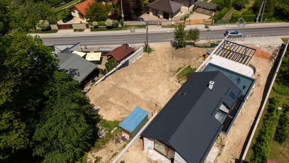 EXKLUZÍVNY STAVEBNÝ POZEMOK V MYSLAVE S PROJEKTOM A STAVEB. POVOLENÍM