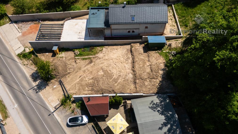 EXKLUZÍVNY STAVEBNÝ POZEMOK V MYSLAVE S PROJEKTOM A STAVEB. POVOLENÍM