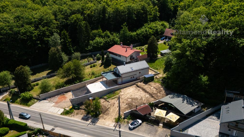 EXKLUZÍVNY STAVEBNÝ POZEMOK V MYSLAVE S PROJEKTOM A STAVEB. POVOLENÍM