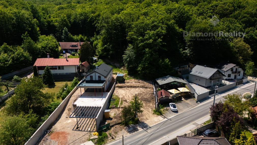 EXKLUZÍVNY STAVEBNÝ POZEMOK V MYSLAVE S PROJEKTOM A STAVEB. POVOLENÍM
